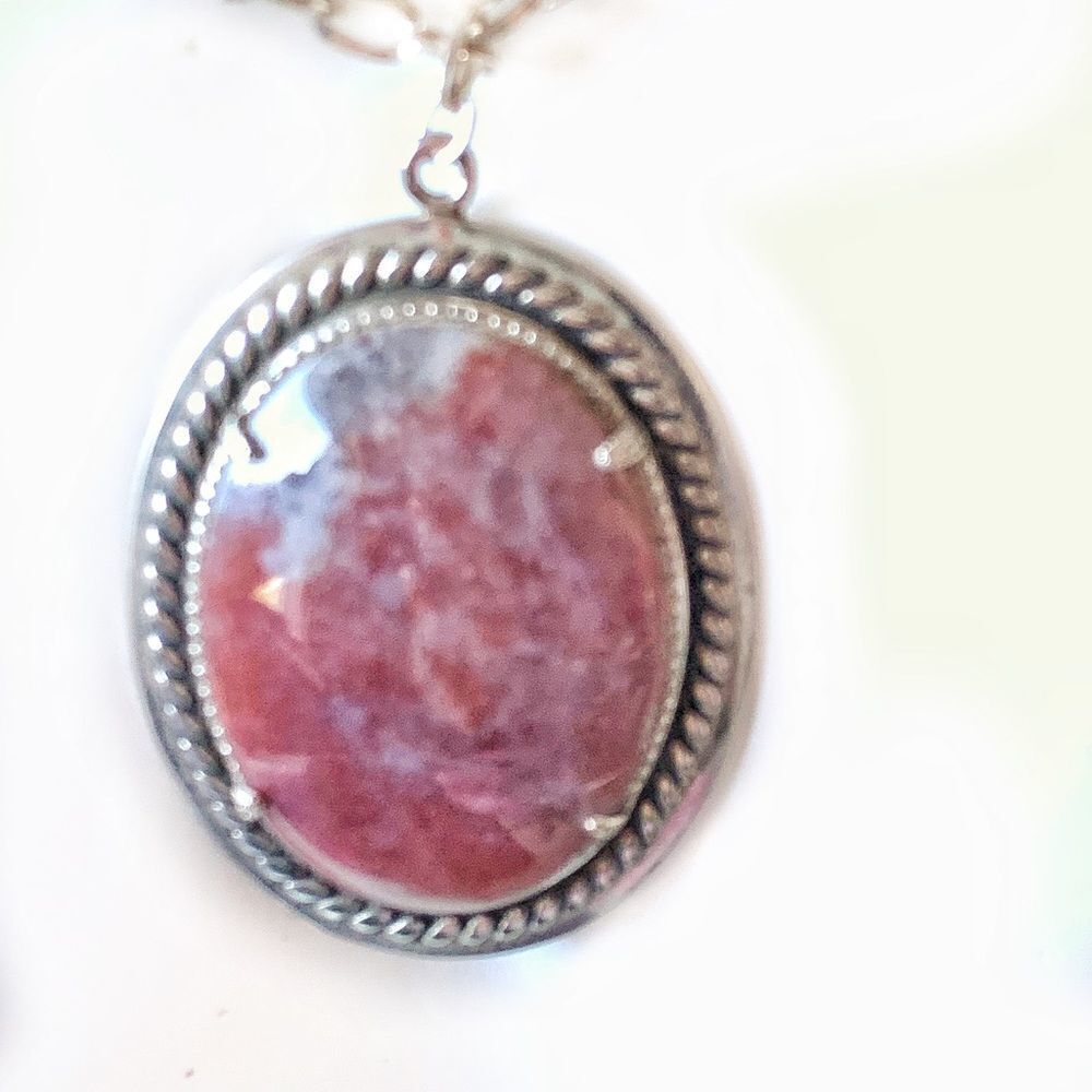 Vtg Hobe’ Pink vatigated Agate pendant Silvertone bezel and chain translucent